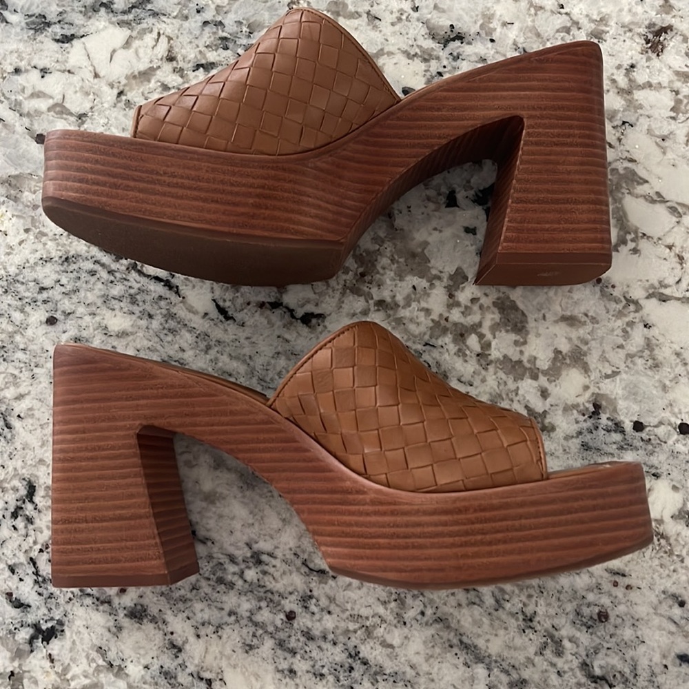 Bernardo tan leather heeled sandals size 9